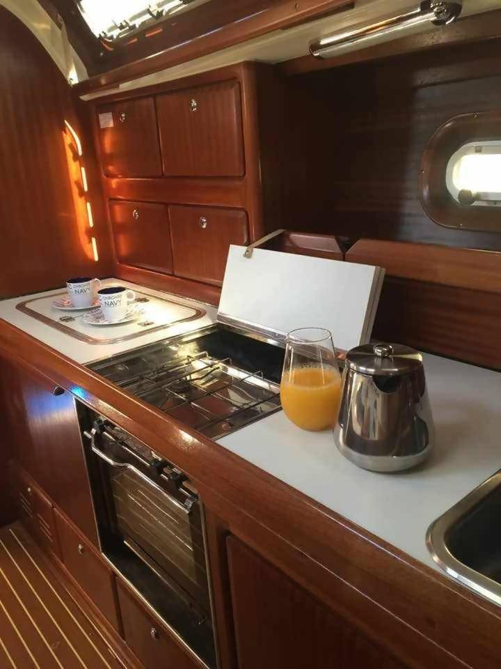 Precioso Yate En El Centro Del Puerto De Mogan Hotell Eksteriør bilde