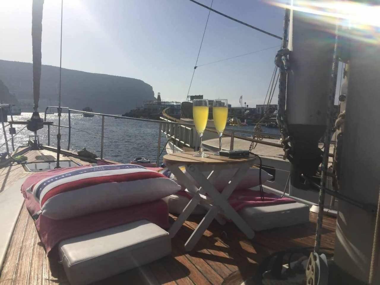Precioso Yate En El Centro Del Puerto De Mogan Hotell Eksteriør bilde