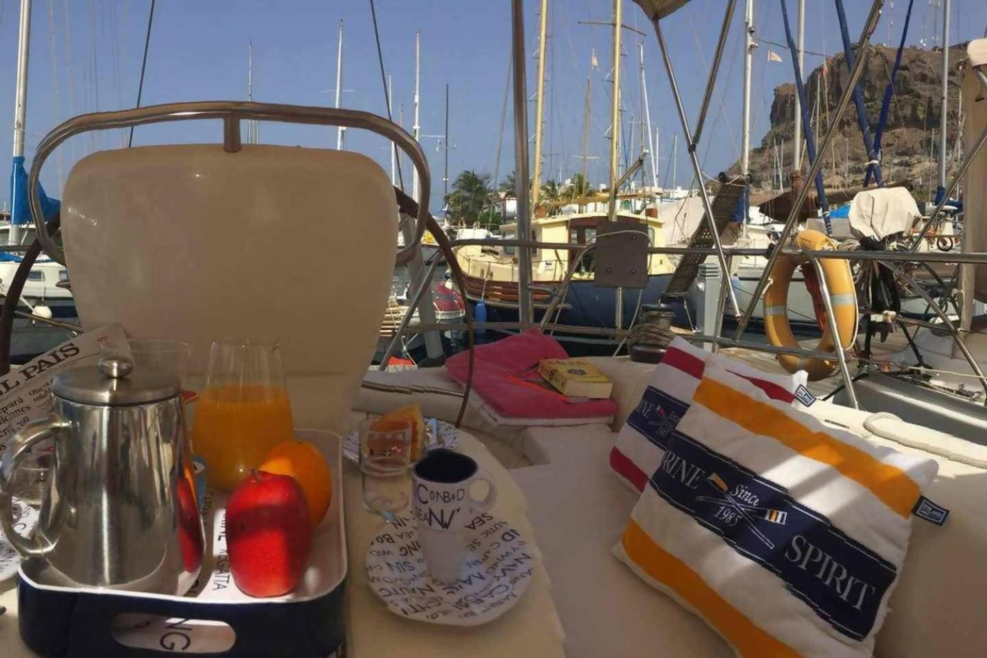 Precioso Yate En El Centro Del Puerto De Mogan Hotell Eksteriør bilde