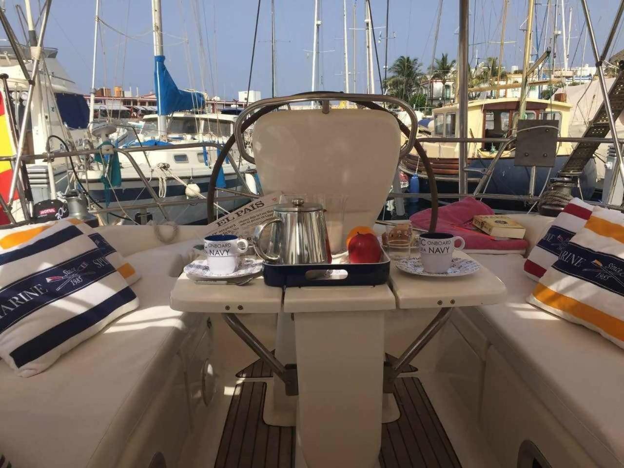 Precioso Yate En El Centro Del Puerto De Mogan Hotell Eksteriør bilde