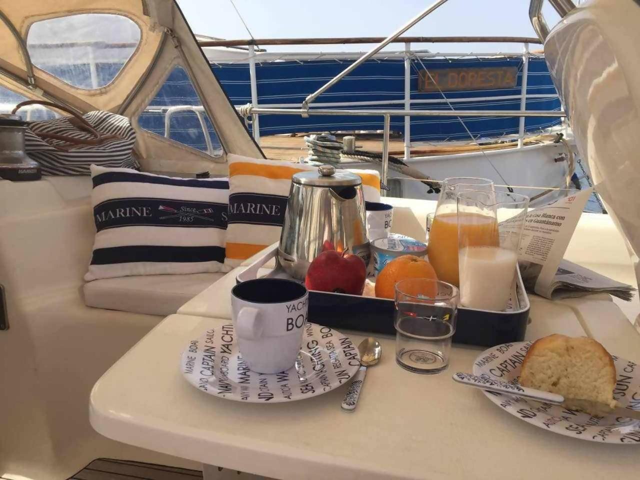 Precioso Yate En El Centro Del Puerto De Mogan Hotell Eksteriør bilde